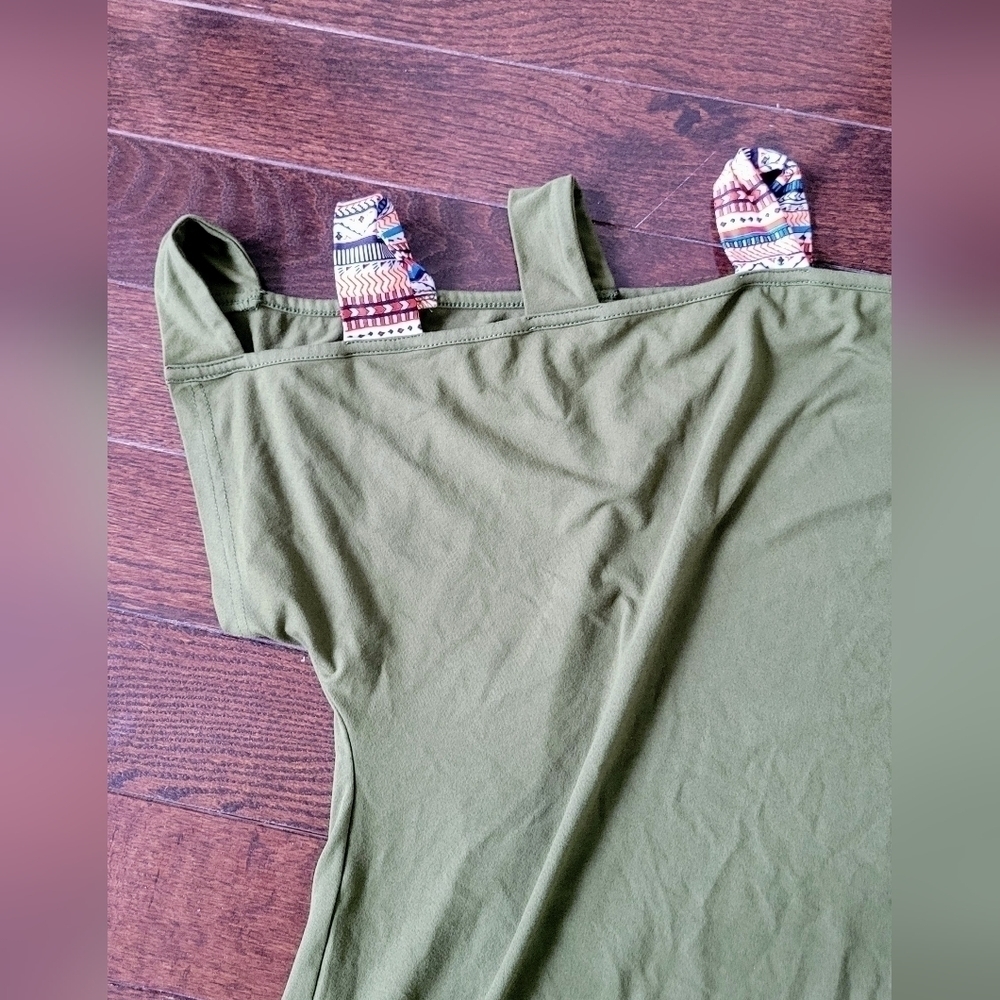 Multicolor straps Cold Shoulder Green Top Size: 20 - Picture 2 of 2